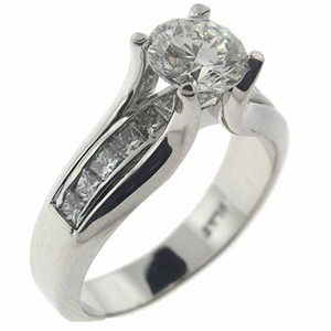 PLATINUM DIAMOND RING CENTRE DIAM  SIDES PRINCESS CUT DIAM